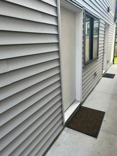 Spacious one Bedroom Suite Right in Downtown ! in Maple Ridge (BC) Spacious one Bedroom Suite Right in Downtown ! in Maple Ridge (BC)