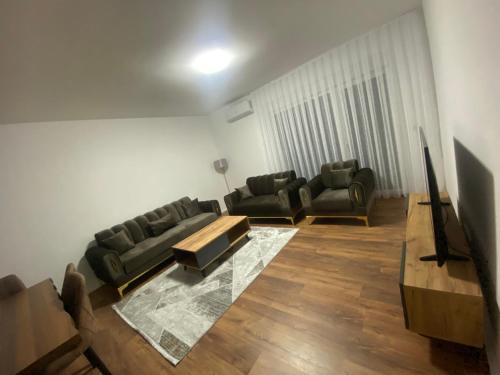 Banese 113m2 3dhoma gjumi,sallon,2 banjo,ballkon in Gnjilane Banese 113m2 3dhoma gjumi,sallon,2 banjo,ballkon in Gnjilane