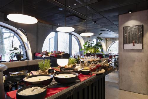 Essen und Erfrischungen, Radisson RED Helsinki near Helsinki Central Railway Station Essen und Erfrischungen, Radisson RED Helsinki near Helsinki Central Railway Station