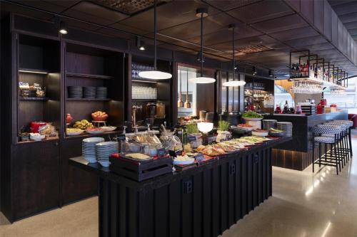 Essen und Erfrischungen, Radisson RED Helsinki near Kauppatori Essen und Erfrischungen, Radisson RED Helsinki near Kauppatori