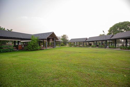 Restaurant, Waters Edge Hotel in Wellampitiya Restaurant, Waters Edge Hotel in Wellampitiya