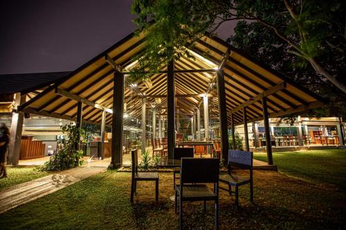 Restaurant, Waters Edge Hotel in Wellampitiya Restaurant, Waters Edge Hotel in Wellampitiya