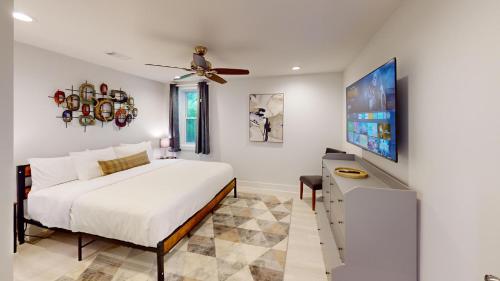 Modern 2BR Retreat Near Emory & Downtown ATL in Embry Hills Modern 2BR Retreat Near Emory & Downtown ATL in Embry Hills