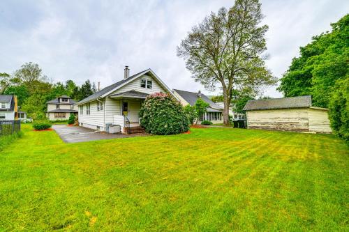Home 7 Mi to Binghamton University! in Vestal (NY) Home 7 Mi to Binghamton University! in Vestal (NY)