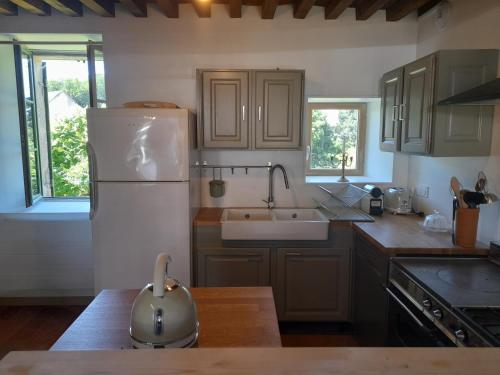 Konyha, Maison DU VERGER in Quarre Les Tombes Konyha, Maison DU VERGER in Quarre Les Tombes