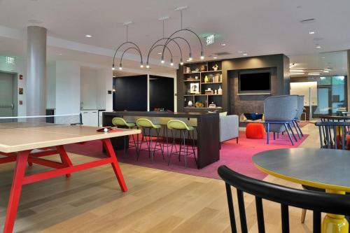 صالة مشتركة/ منطقة التلفزيون, Luxury Apt In Kendall Square in Mit صالة مشتركة/ منطقة التلفزيون, Luxury Apt In Kendall Square in Mit