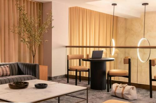 Pub/Lounge, Sonder by Marriott Bonvoy Rideau Apartments Downtown in Ottawa (ON) Pub/Lounge, Sonder by Marriott Bonvoy Rideau Apartments Downtown in Ottawa (ON)
