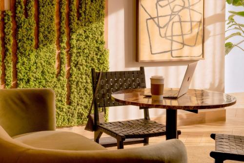Pub/Lounge, Sonder by Marriott Bonvoy Rideau Apartments Downtown in Ottawa (ON) Pub/Lounge, Sonder by Marriott Bonvoy Rideau Apartments Downtown in Ottawa (ON)