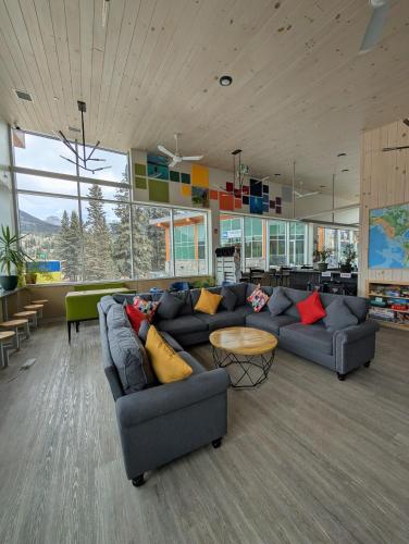 Pub/salong, Canmore Downtown Hostel in Canmore (AB) Pub/salong, Canmore Downtown Hostel in Canmore (AB)