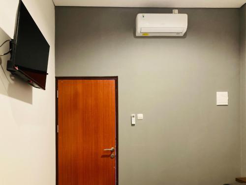 บริการและสิ่งอำนวยความสะดวก, Tentram Guesthouse near Amikom Mitra RedDoorz in ยอร์กยาการ์ตา บริการและสิ่งอำนวยความสะดวก, Tentram Guesthouse near Amikom Mitra RedDoorz in ยอร์กยาการ์ตา