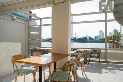 Restoran, BEAT. Warii Hostel @ Chaophraya River in Bangkok Riverside Restoran, BEAT. Warii Hostel @ Chaophraya River in Bangkok Riverside
