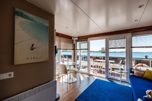 Floating Holiday Home - 15 mins to AMS in Groenlandsekade en Vinkenkade Floating Holiday Home - 15 mins to AMS in Groenlandsekade en Vinkenkade
