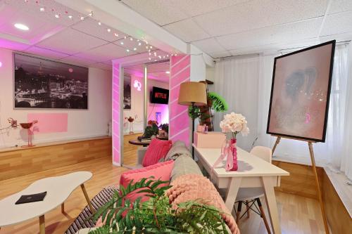 Barbiecore Dream Pad in Sacramento in Belváros Barbiecore Dream Pad in Sacramento in Belváros