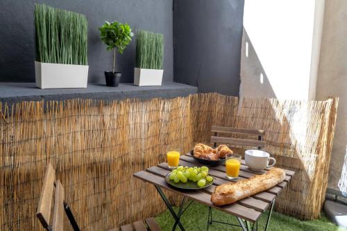 Balcony/terrace, Keyz - Elegant Studio with Terrace near the Louvre & Le Marais in Paris Balcony/terrace, Keyz - Elegant Studio with Terrace near the Louvre & Le Marais in Paris