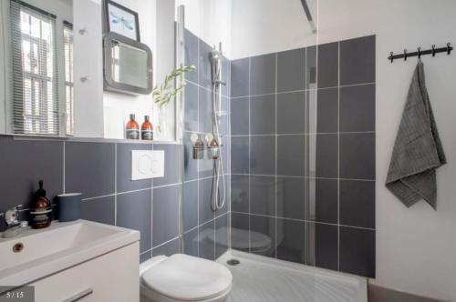 Bathroom, Keyz - Elegant Studio with Terrace near the Louvre & Le Marais in Paris Bathroom, Keyz - Elegant Studio with Terrace near the Louvre & Le Marais in Paris