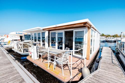 Floating Holiday Home - 15 mins to AMS in Groenlandsekade en Vinkenkade Floating Holiday Home - 15 mins to AMS in Groenlandsekade en Vinkenkade
