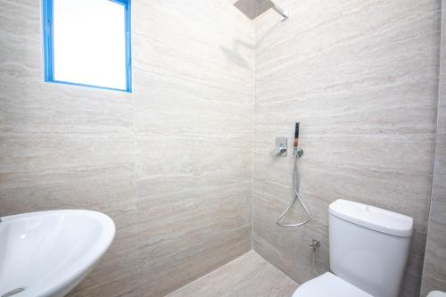 Double Room with Balcony image 5