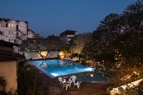 Swimming pool, Queen's Hotel in Kandy Swimming pool, Queen's Hotel in Kandy