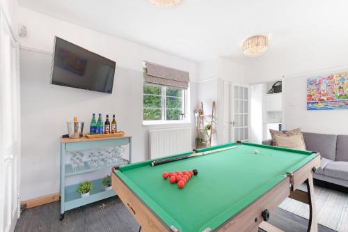 Szórakozási lehetőségek, Elegant 5 Bedroom, 2 Bathroom Home at Marlow Hill in Abbey Szórakozási lehetőségek, Elegant 5 Bedroom, 2 Bathroom Home at Marlow Hill in Abbey