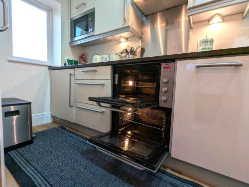 Luxury 2 Bed Apt, Sleeps 4, Secure PRKG-1 Car, Ascot Racecourse 5min walk, Legoland & Lapland 8mins, in Ascot Luxury 2 Bed Apt, Sleeps 4, Secure PRKG-1 Car, Ascot Racecourse 5min walk, Legoland & Lapland 8mins, in Ascot