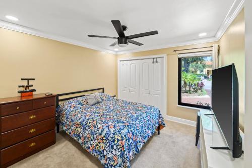 Guestroom, Luxury Queen Room, Walk to UM, Free Car Service! in South Miami Guestroom, Luxury Queen Room, Walk to UM, Free Car Service! in South Miami