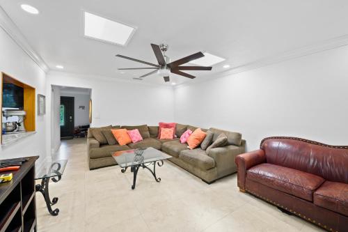 Shared lounge/TV area, Luxury Queen Room, Walk to UM, Free Car Service! in South Miami Shared lounge/TV area, Luxury Queen Room, Walk to UM, Free Car Service! in South Miami