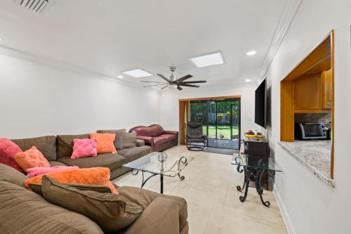 Shared lounge/TV area, Luxury Queen Room, Free Car Service, Walk to UM! in South Miami Shared lounge/TV area, Luxury Queen Room, Free Car Service, Walk to UM! in South Miami