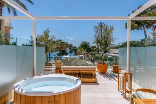 Pezsgőfürdő, ME Ibiza - Leading Hotels of the World in Santa Eularia des Riu Pezsgőfürdő, ME Ibiza - Leading Hotels of the World in Santa Eularia des Riu