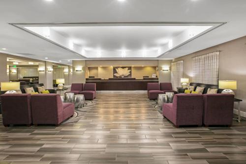 Lobby, La Quinta Inn & Suites by Wyndham DFW Airport South / Irving in Dallas (TX) Lobby, La Quinta Inn & Suites by Wyndham DFW Airport South / Irving in Dallas (TX)