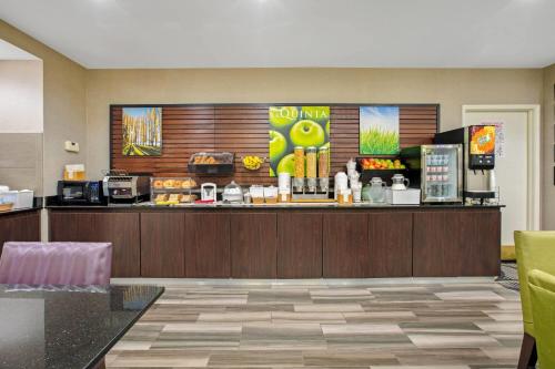 Food and beverages, La Quinta Inn & Suites by Wyndham DFW Airport South / Irving in Dallas (TX) Food and beverages, La Quinta Inn & Suites by Wyndham DFW Airport South / Irving in Dallas (TX)