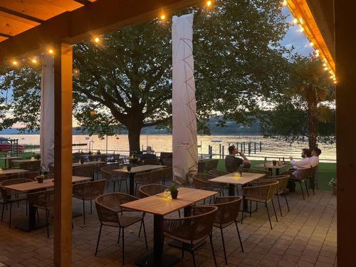 レストラン, Strandbad Steckborn mit Herberge, Camping & Glamping in シュテックボルン レストラン, Strandbad Steckborn mit Herberge, Camping & Glamping in シュテックボルン