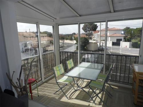 Studio mezzanine, 4 couchages, 1er etage, parking prive, a 700 m des commerces, Grau d'Agde - FR-1-4 in Le Grau d'Agde Studio mezzanine, 4 couchages, 1er etage, parking prive, a 700 m des commerces, Grau d'Agde - FR-1-4 in Le Grau d'Agde