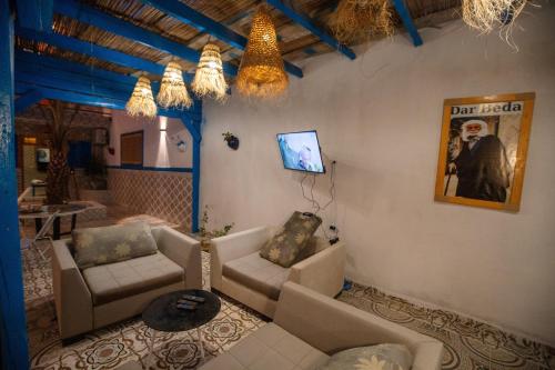 Jagatud salong / TV-ala, BDar Stay Maison d'hôtes avec piscine et rooftop à Tozeur, à 10 min de la Médina (BDar Stay Maison d'hotes avec piscine et rooftop a Tozeur, a 10 min de la Medina) in Tozeur Jagatud salong / TV-ala, BDar Stay Maison d'hôtes avec piscine et rooftop à Tozeur, à 10 min de la Médina (BDar Stay Maison d'hotes avec piscine et rooftop a Tozeur, a 10 min de la Medina) in Tozeur