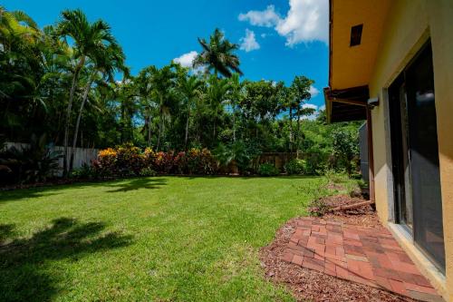 Garden, Luxury Queen Room, Free Car Service, Walk to UM! in South Miami Garden, Luxury Queen Room, Free Car Service, Walk to UM! in South Miami