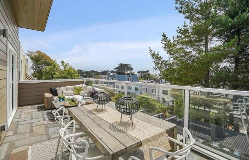 Deluxe Room with Private Bathroom & Full Amenities near Lands End Deluxe Room with Private Bathroom & Full Amenities near Lands End