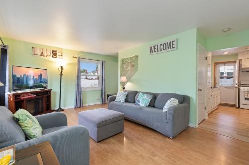 The Ultimate Escape. Unpack, Relax, Enjoy!Sleeps14 in South O'Hare The Ultimate Escape. Unpack, Relax, Enjoy!Sleeps14 in South O'Hare