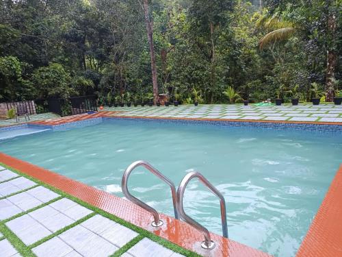 Úszómedence, Elenji Merry Woods Resort, Munnar, ##SWIMMING POOL## in Ellackal Úszómedence, Elenji Merry Woods Resort, Munnar, ##SWIMMING POOL## in Ellackal