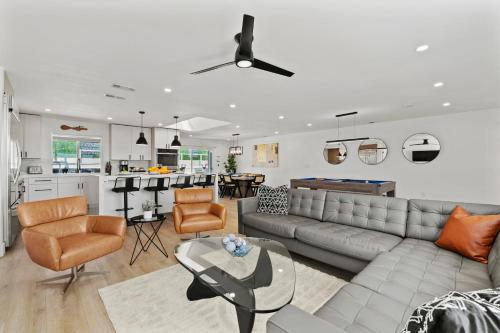 Stunning 4-bedroom, 3-bath home with a 2-bedroom, 1-bath guest house, featuring a pool, spa, game ro in Del Cerro Stunning 4-bedroom, 3-bath home with a 2-bedroom, 1-bath guest house, featuring a pool, spa, game ro in Del Cerro