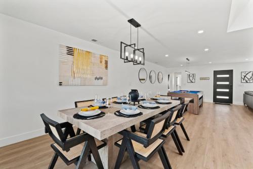 Stunning 4-bedroom, 3-bath home with a 2-bedroom, 1-bath guest house, featuring a pool, spa, game ro in Del Cerro Stunning 4-bedroom, 3-bath home with a 2-bedroom, 1-bath guest house, featuring a pool, spa, game ro in Del Cerro