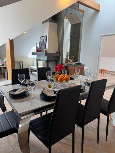 مطبخ, Entire 2nd floor of Villa with 3bedroom with large garden,BBQ,pool,sauna,free parking in Popovicky مطبخ, Entire 2nd floor of Villa with 3bedroom with large garden,BBQ,pool,sauna,free parking in Popovicky