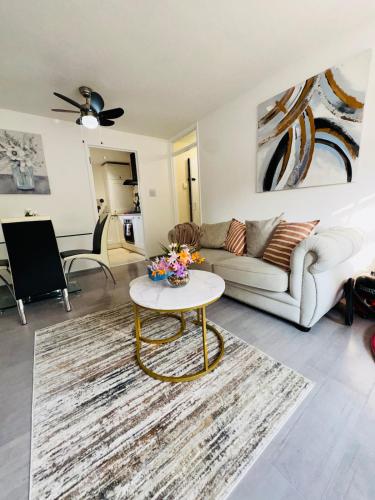 Swanky3Bed HomeModern Kitchen in Dudley Port Swanky3Bed HomeModern Kitchen in Dudley Port