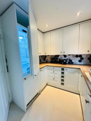 مطبخ, Swanky3Bed HomeModern Kitchen in Dudley Port مطبخ, Swanky3Bed HomeModern Kitchen in Dudley Port