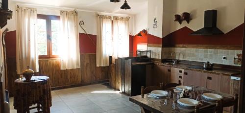 مطبخ, El Guardaviñas, entre Montes y Viñedos (El Guardavinas, entre Montes y Vinedos) in Abalos مطبخ, El Guardaviñas, entre Montes y Viñedos (El Guardavinas, entre Montes y Vinedos) in Abalos