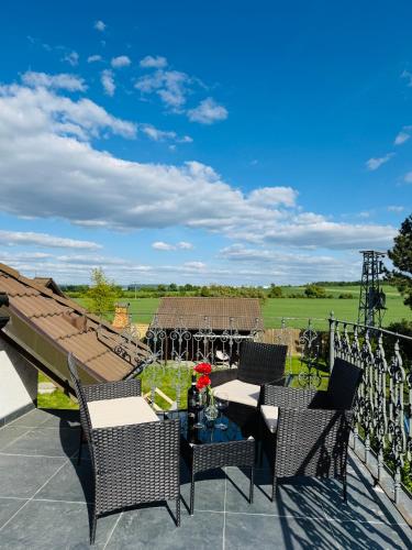 حديقة, Entire 2nd floor of Villa with 3bedroom with large garden,BBQ,pool,sauna,free parking in Popovicky حديقة, Entire 2nd floor of Villa with 3bedroom with large garden,BBQ,pool,sauna,free parking in Popovicky