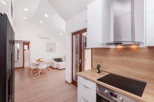 Létesítmények, Generous Seaview Apartment For 6 FraNiTo #1 in Zavrelje Létesítmények, Generous Seaview Apartment For 6 FraNiTo #1 in Zavrelje