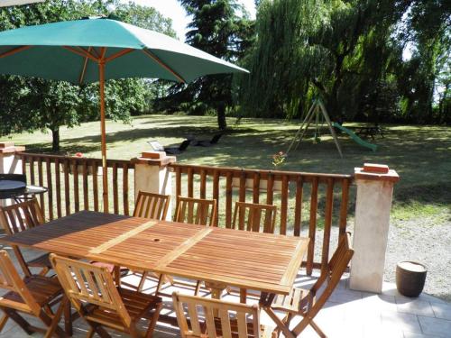 Gîte Foussais-Payré, 7 pièces, 12 personnes - FR-1-426-121 (Gite de caractere avec etang prive, jardin clos et cheminee, parfait pour les familles - FR-1-426-12) in Saint-Hilaire-des-Loges Gîte Foussais-Payré, 7 pièces, 12 personnes - FR-1-426-121 (Gite de caractere avec etang prive, jardin clos et cheminee, parfait pour les familles - FR-1-426-12) in Saint-Hilaire-des-Loges