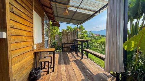 Erkély/terasz, DeeTorJai FarmStay Nan ดีต่อใจ ฟาร์มสเตย์ น่าน โดยเจ้าของ in Chiang Klang Erkély/terasz, DeeTorJai FarmStay Nan ดีต่อใจ ฟาร์มสเตย์ น่าน โดยเจ้าของ in Chiang Klang