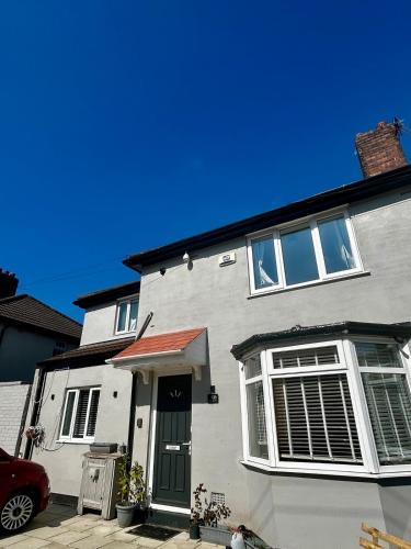 Luxury 4 Bed Home Sleeps 9, Games Room, Parking in Huyton Luxury 4 Bed Home Sleeps 9, Games Room, Parking in Huyton