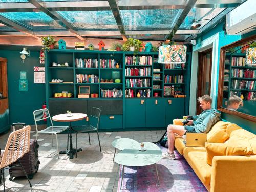 Shared lounge/TV area, Ostello Bello Milano Duomo in Milan Shared lounge/TV area, Ostello Bello Milano Duomo in Milan