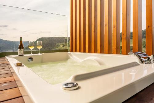 Pezsgőfürdő, Cabañas Ribeira Sacra (Cabanas Ribeira Sacra) in Parada De Sil Pezsgőfürdő, Cabañas Ribeira Sacra (Cabanas Ribeira Sacra) in Parada De Sil